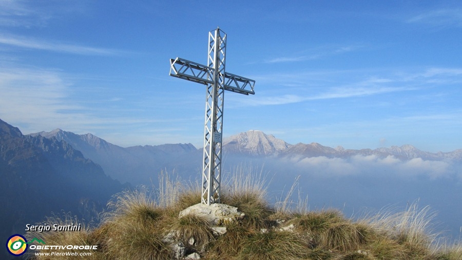 46 Croce Segretondo con dietro L'Arera.JPG